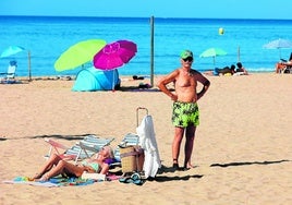 Turistas jubilados en una de las playas más populares de Benidorm.