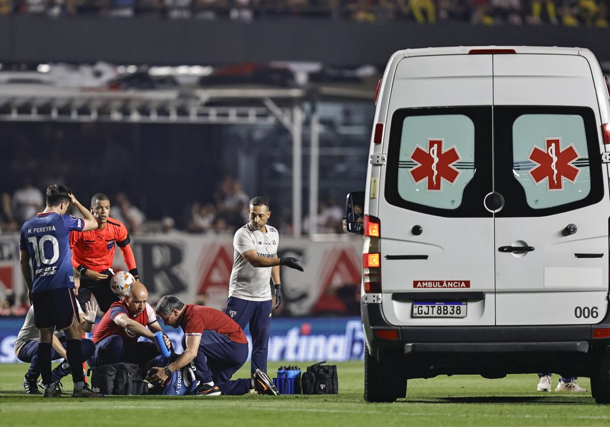 Juan Izquierdo fue evacuado en ambulancia tras sufrir una crisis cardiaca en pleno partido.