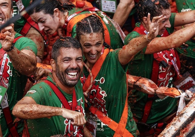 Carlos Mazón junto a la alcaldesa de Buñol, Virginia Sanz, en la Tomatina.