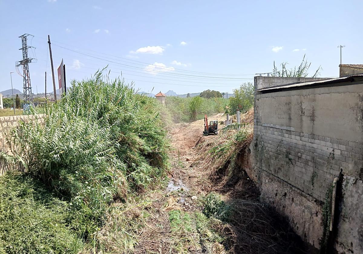 Las máquinas entran en el barranco de La Casella.