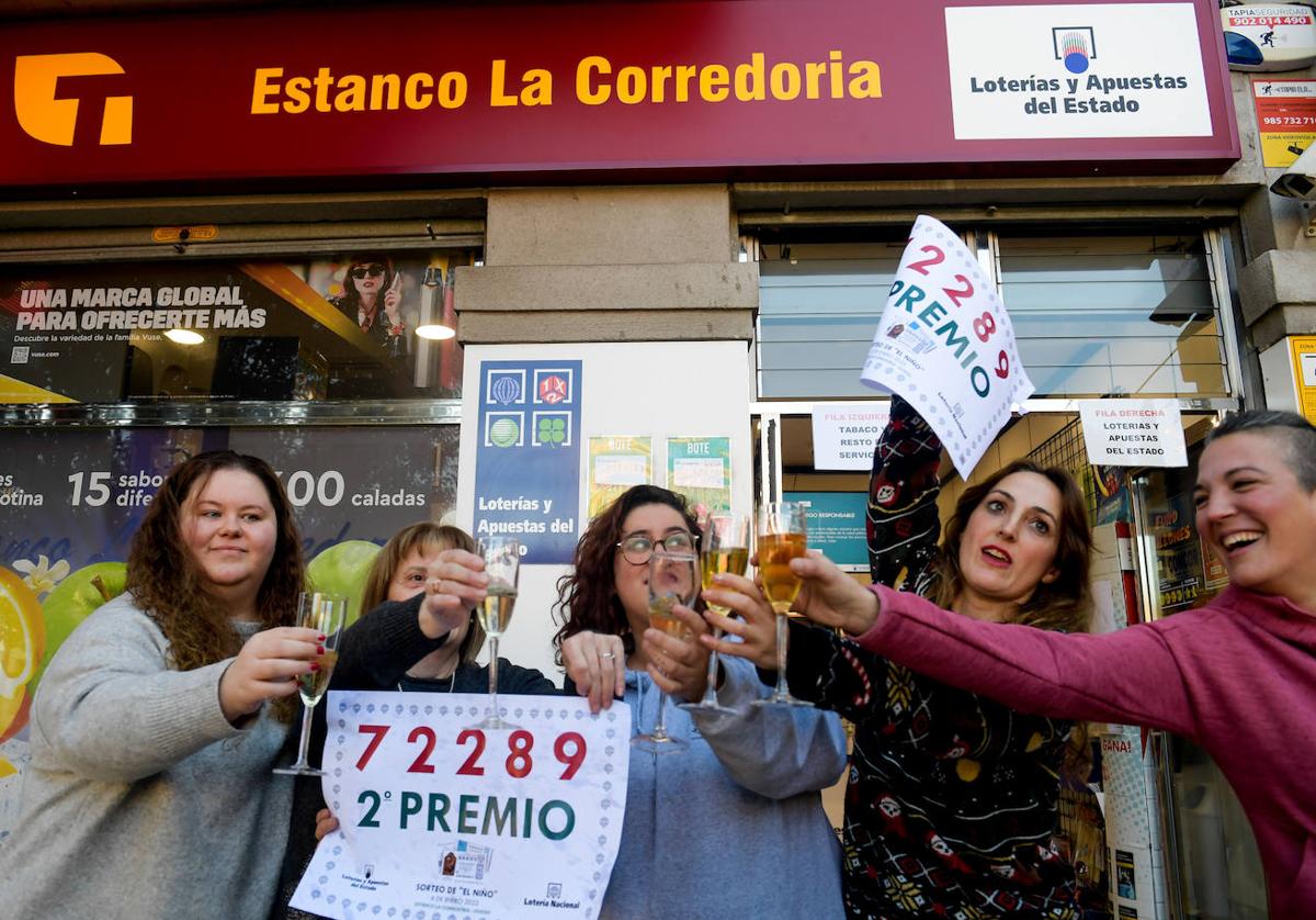 Varios ganadores celebran un premio de lotería. Imagen de archivo.