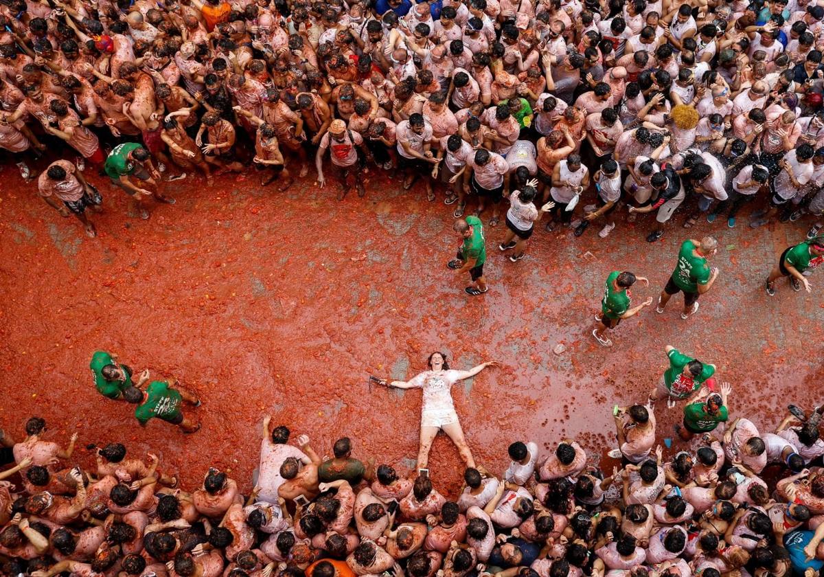 La Tomatina 2024 tiñe de rojo a 22.000 personas 