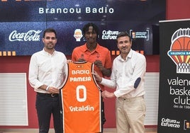 Badio, con la nueva camiseta del Valencia Basket.