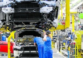 Trabajadores en la línea de producción de Ford Almussafes.