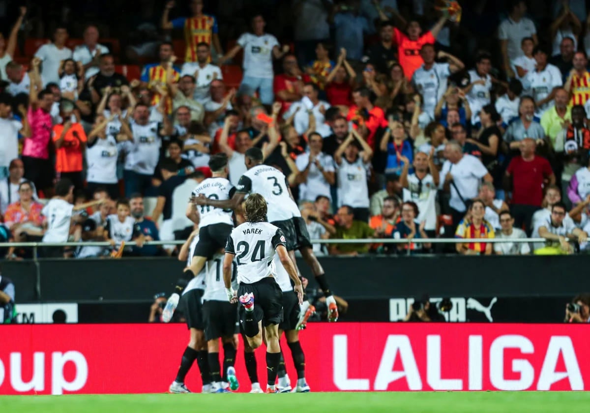 Los jugadores celebran un gol en Mestalla durante el partido frente al Barcelona.