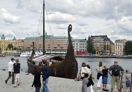 Vistas de una replica de un barco vikingo anclado en la orilla de un paseo en Estocolmo, en una imagen de archivo.