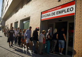 Ciudadanos en una oficina de empleo.