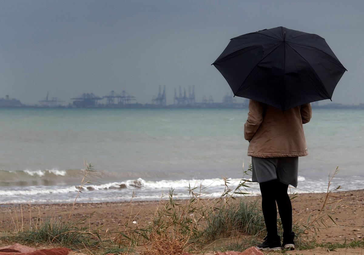 La lluvia vuelve a la ciudad de Valencia este viernes y Aemet no descarta que lleve barro