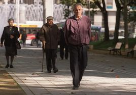 Un pensionista caminando.