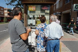 Venta de cupones en un quiosco de la ONCE