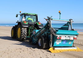 Tractor limpiando una playa.