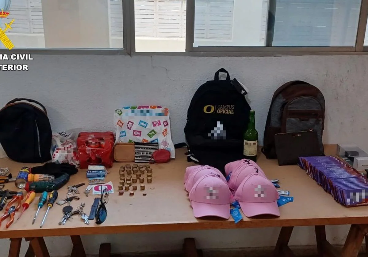 Detenido un ladrón que robó objetos del interior de siete vehículos aparcados en la calle en Oliva 