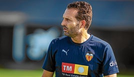 Rubén Baraja, durante un entrenamiento en la Ciudad Deportiva de Paterna.