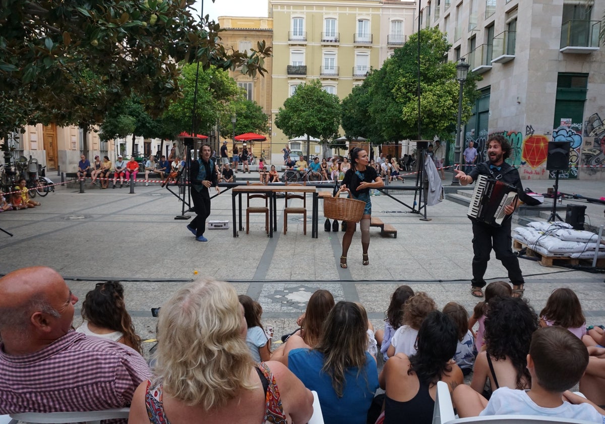 Uno de los espectáculos de Migrats Circ en la plaza Nápoles y Sicilia.