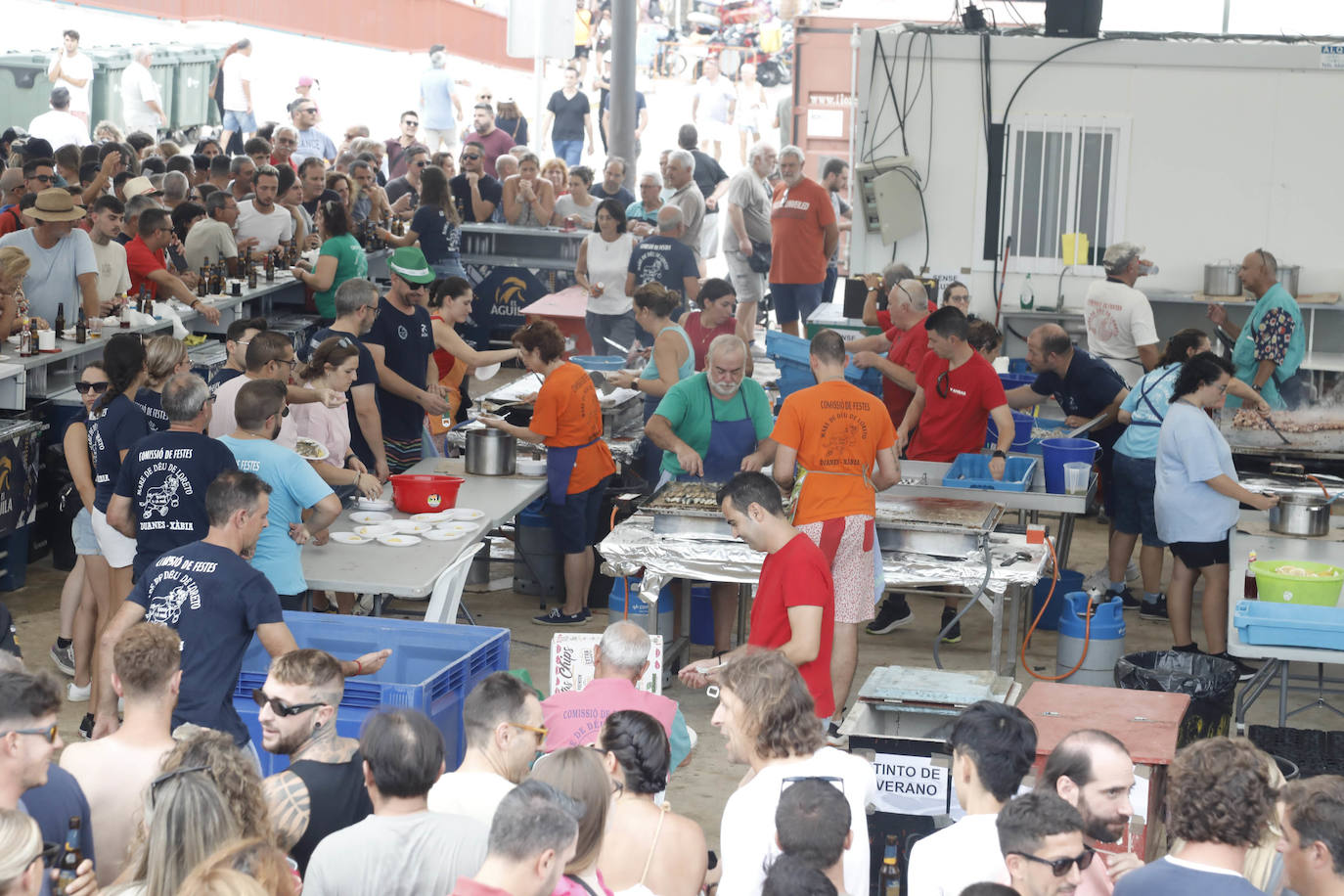 Imagen secundaria 1 - Éxito del baret y de los bous a la mar de Xàbia en la sesión inaugural