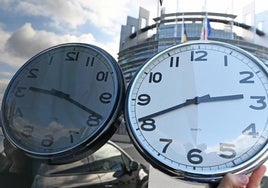 Un reloj, junto al Parlamento Europeo, en Estrasburgo. .