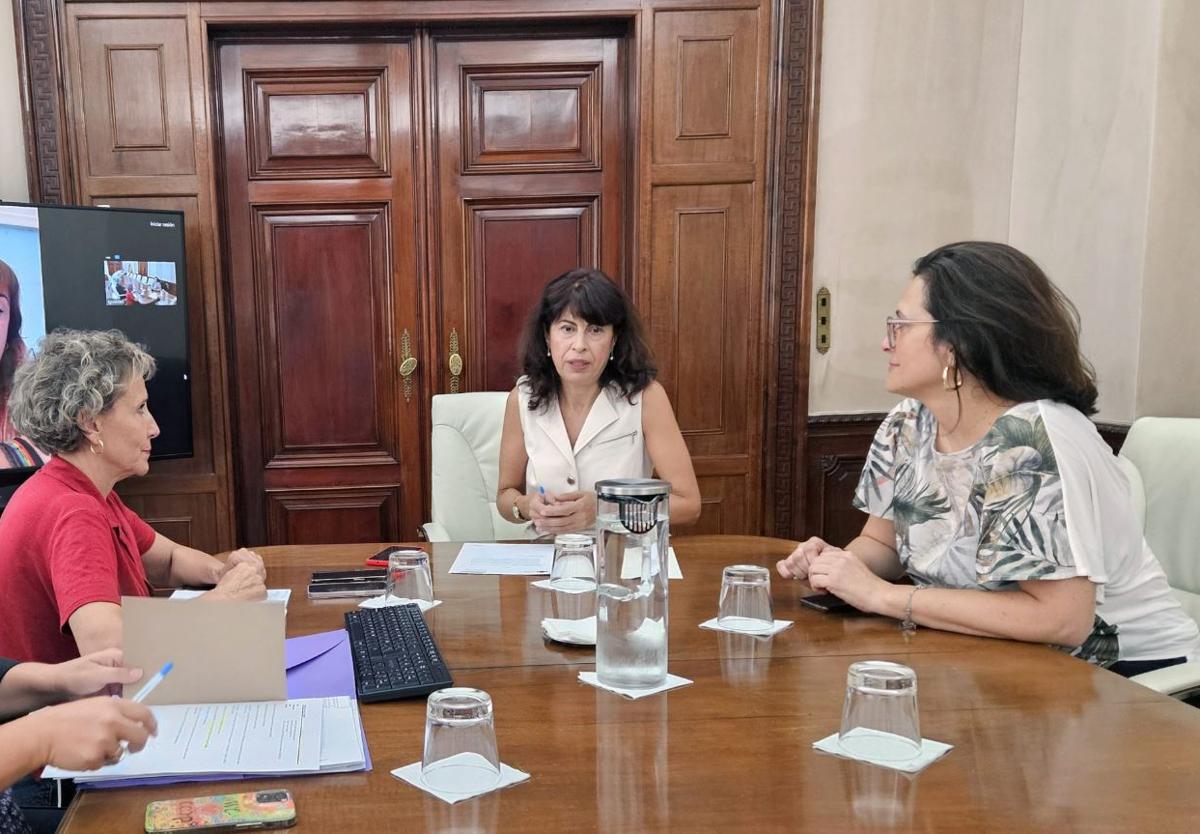 La ministra Redondo, en la reunión con los sindicatos.