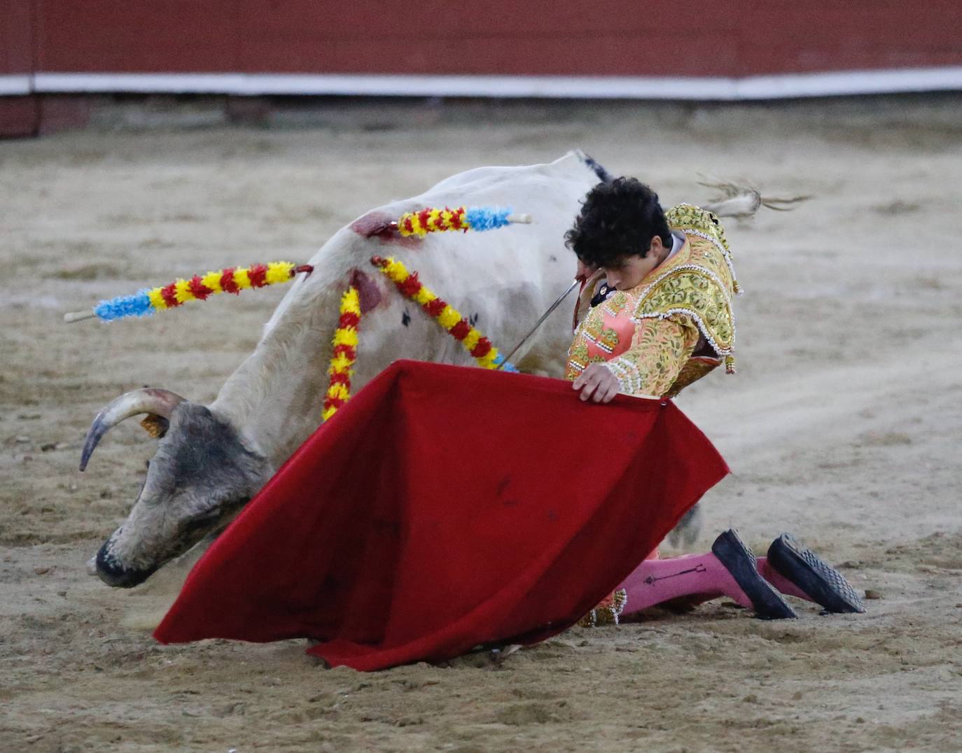 Imagen secundaria 1 - Torería y espectáculo en una accidentada corrida en Requena