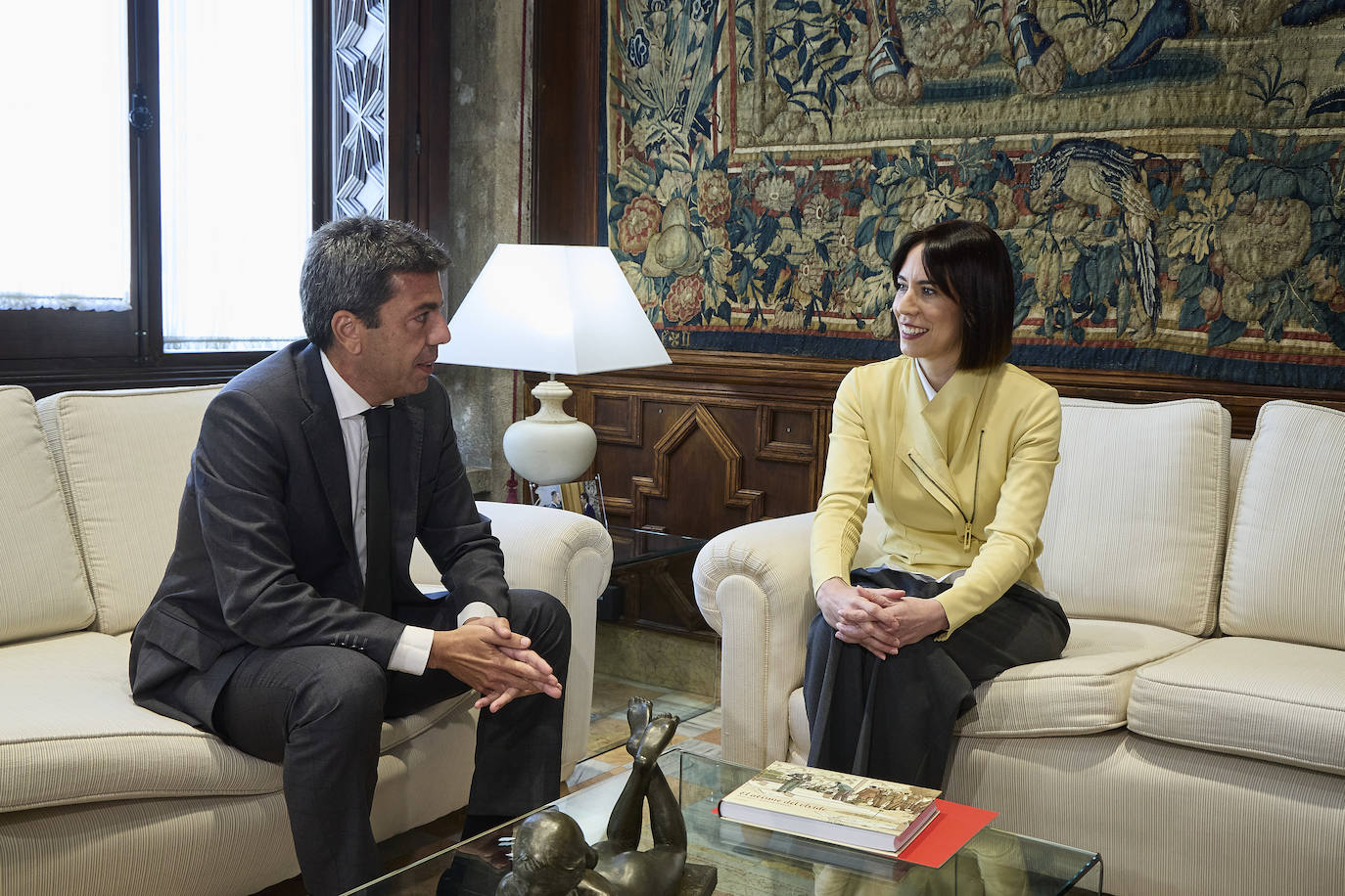 El Presidente de la Generalitat Valenciana Carlos Mazón y la secretaria general del PSPV Diana Morant