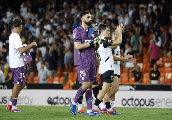 Los jugadores del Valencia, tras el partido ante el Villarreal.