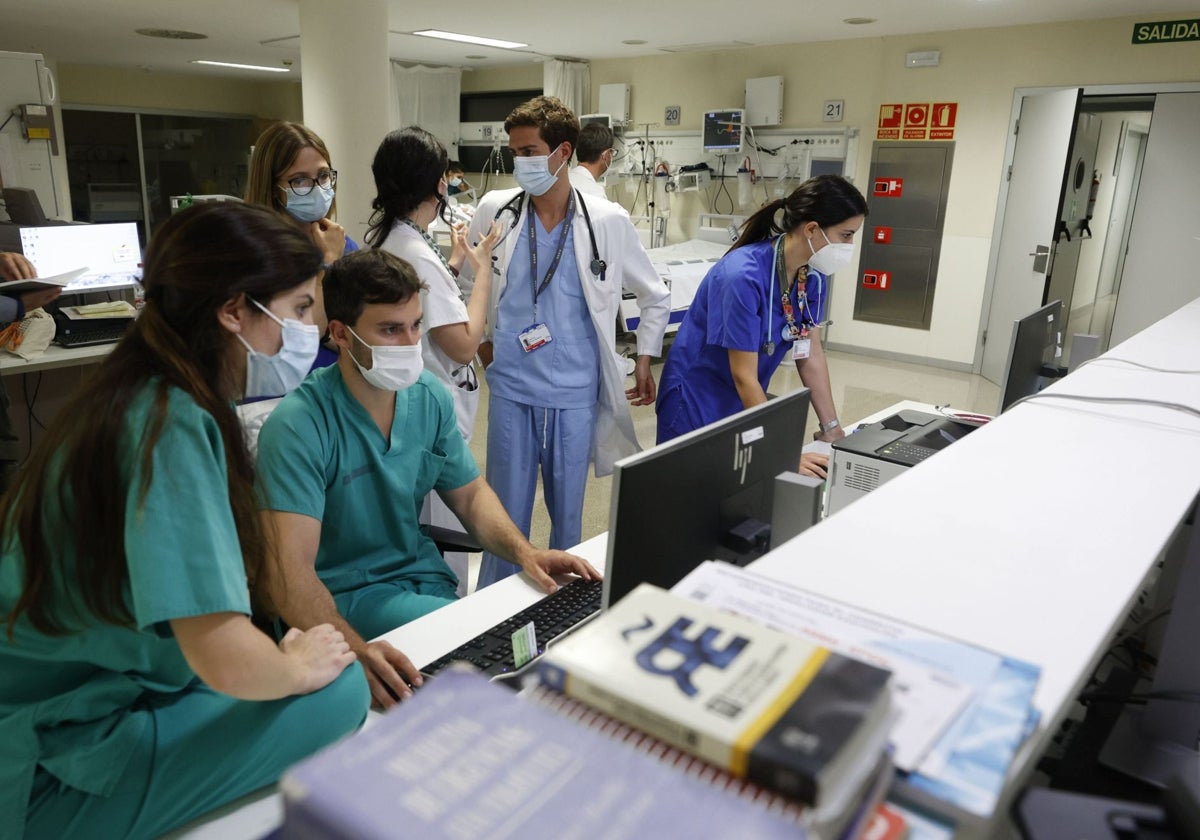 Varios médicos, entre ellos algunos MIR, en el hospital La Fe de Valencia.