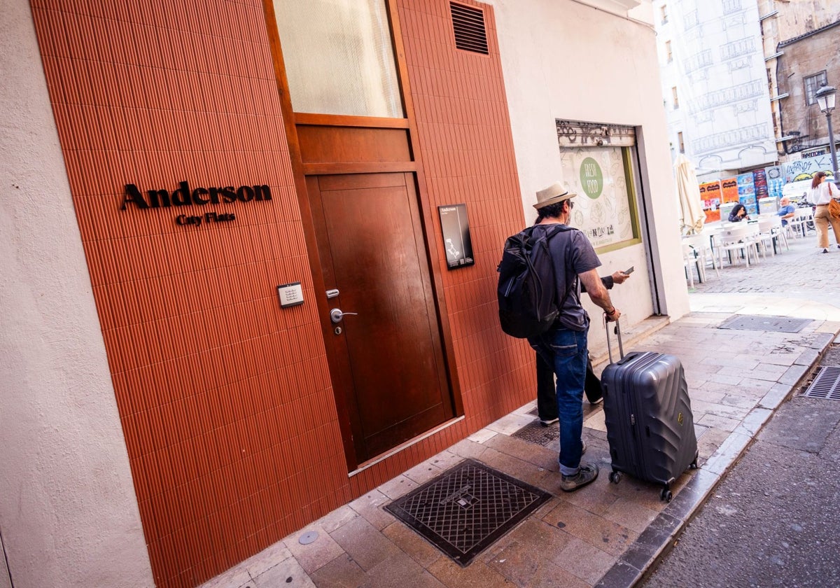 Dos turistas, a la salida de un apartamento turístico en Valencia.