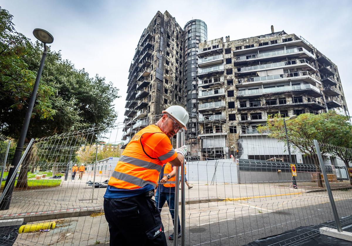 Así es el dispositivo de seguridad para desescombrar el edificio incendiado de Campanar