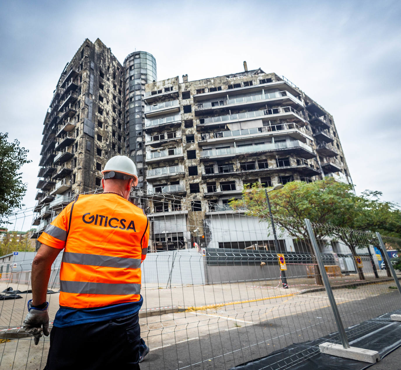 Comienzan los trabajos de desescombro del edificio incendiado de Campanar