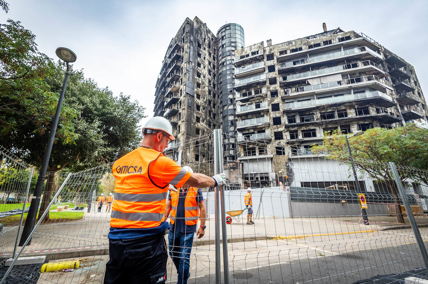 Comienzan los trabajos de desescombro del edificio incendiado de Campanar