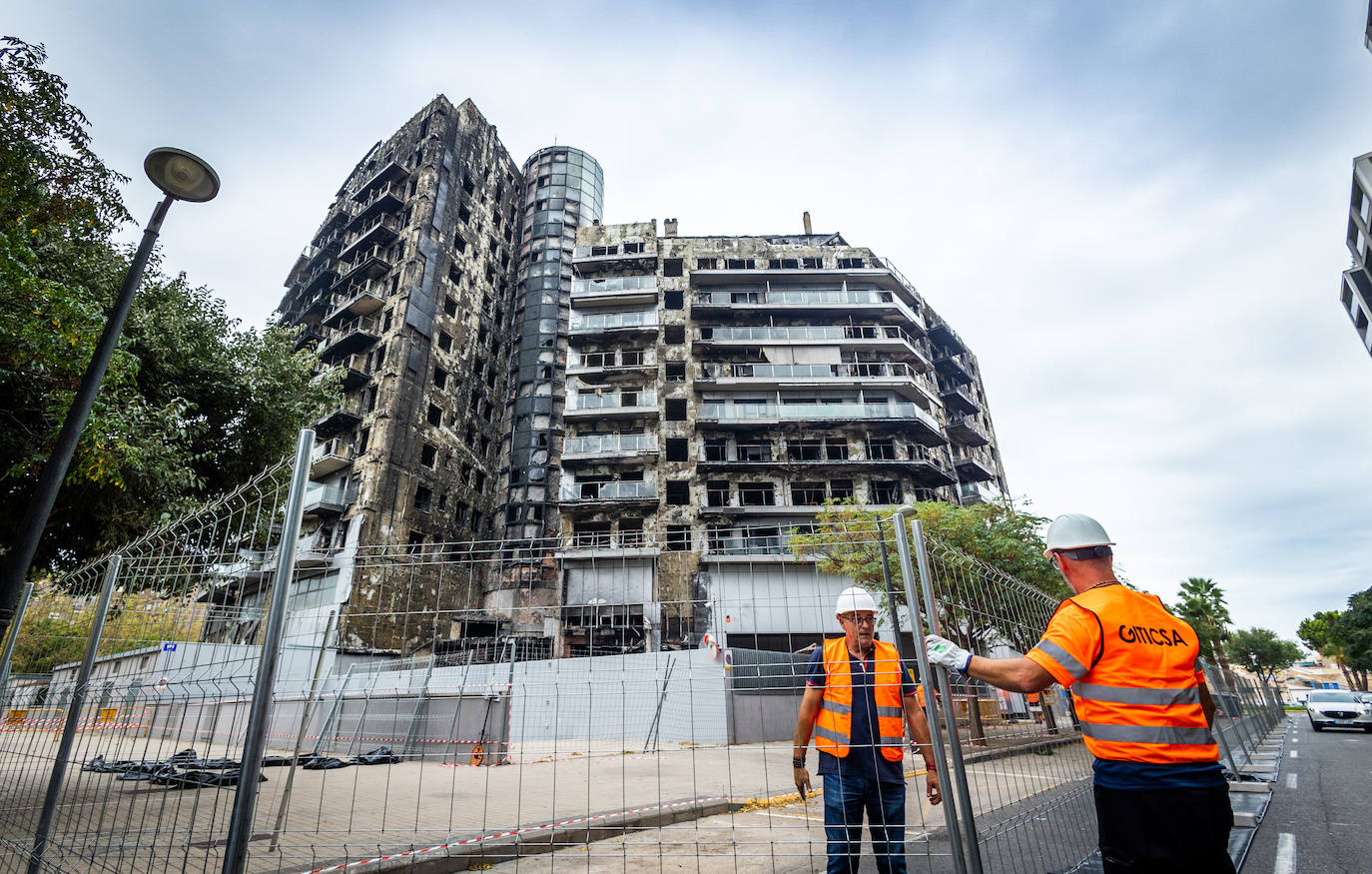 Comienzan los trabajos de desescombro del edificio incendiado de Campanar