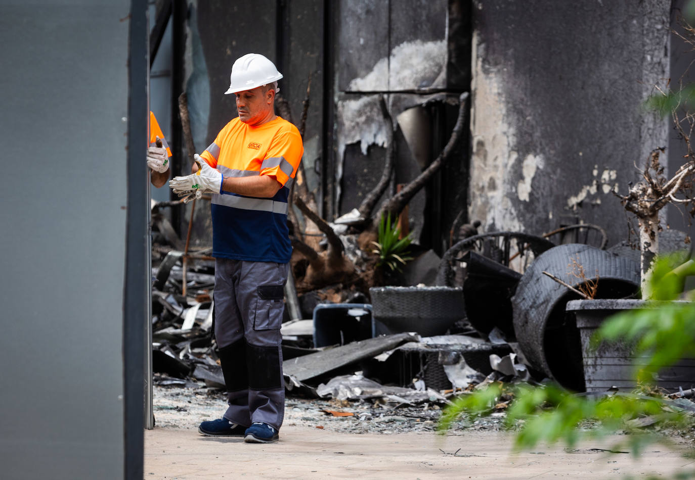 Comienzan los trabajos de desescombro del edificio incendiado de Campanar