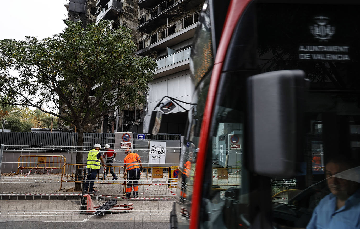 Comienzan los trabajos de desescombro del edificio incendiado de Campanar