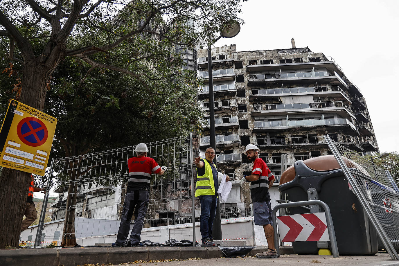 Comienzan los trabajos de desescombro del edificio incendiado de Campanar