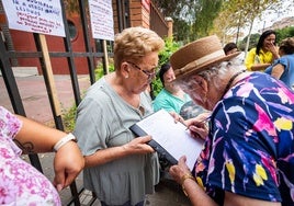 Residentes del barrio de Orriols durante la recogida de firmas esta mañana.