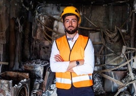 Enrique Salvador, presidente de Aproicam, en el edificio incendiado