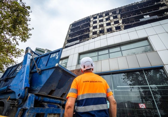 Un operario observa el edificio incendiado de Campanar.