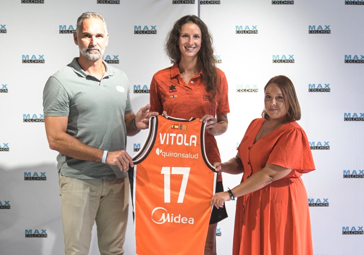 Vitola posa con la camiseta taronja tras incorporarse al Valencia Basket.