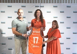 Vitola posa con la camiseta taronja tras incorporarse al Valencia Basket.