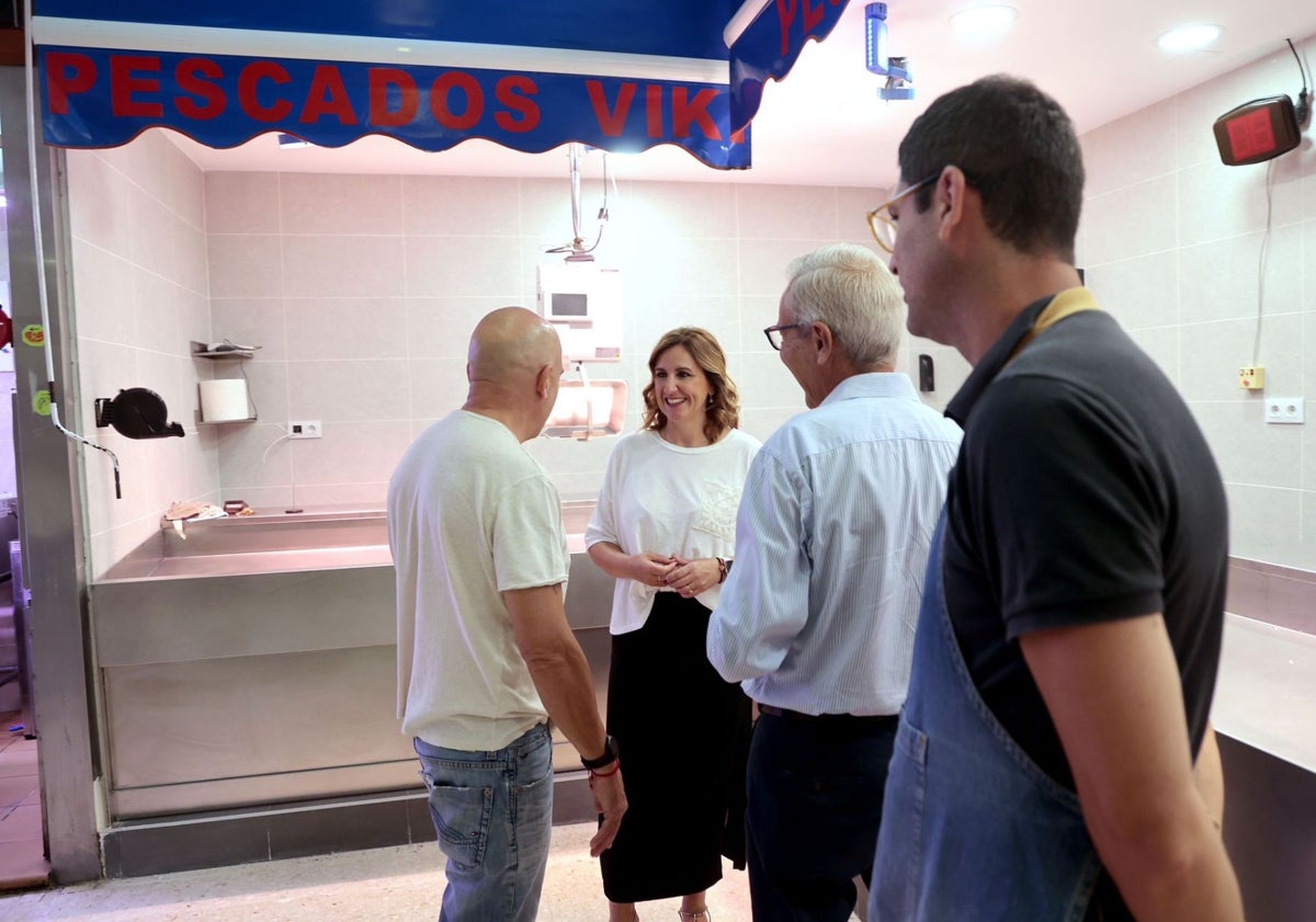 Imagen principal - Visita al mercado de Rojas Clemente con la primera fase de rehabilitación concluida e imagen de Catalá y Santiago Ballester con los puntales que soportaban la carga del primer piso, en enero.