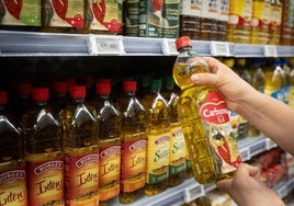 Botella de aceite de oliva en un supermercado.