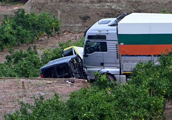 La furgoneta donde iban los fallecidos y heridos, arrollada por el camión.