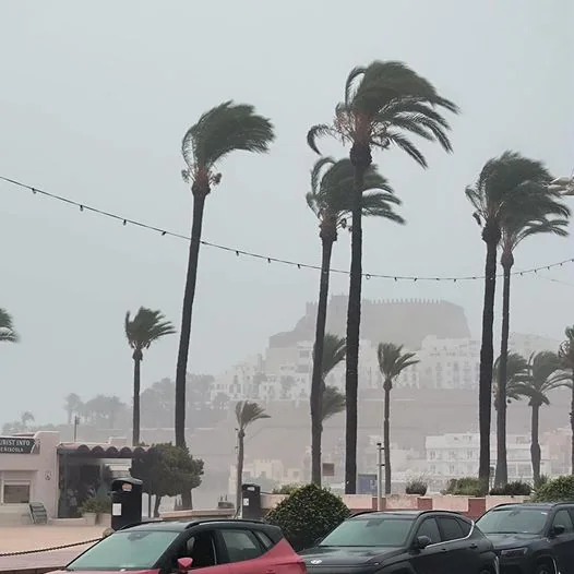 La lluvia obliga al corte de calles en Peñíscola 