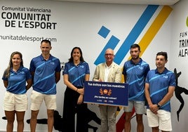 Lola Riera, Pablo Herrera, Vega Gimeno, Enrique Llopis y Sebastián Mora junto a Juan Miguel Gómez, director de la Fundación Trinidad Alfonso.