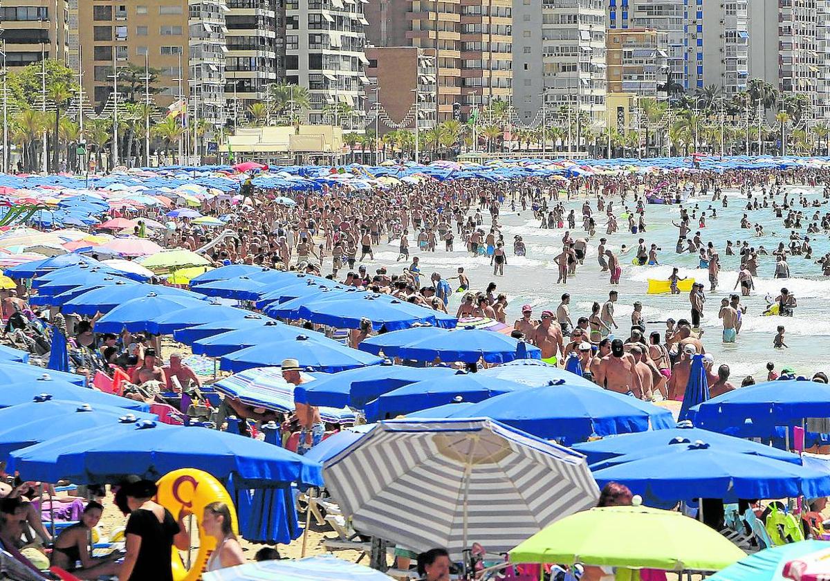 Playa completamente llena en Benidorm.