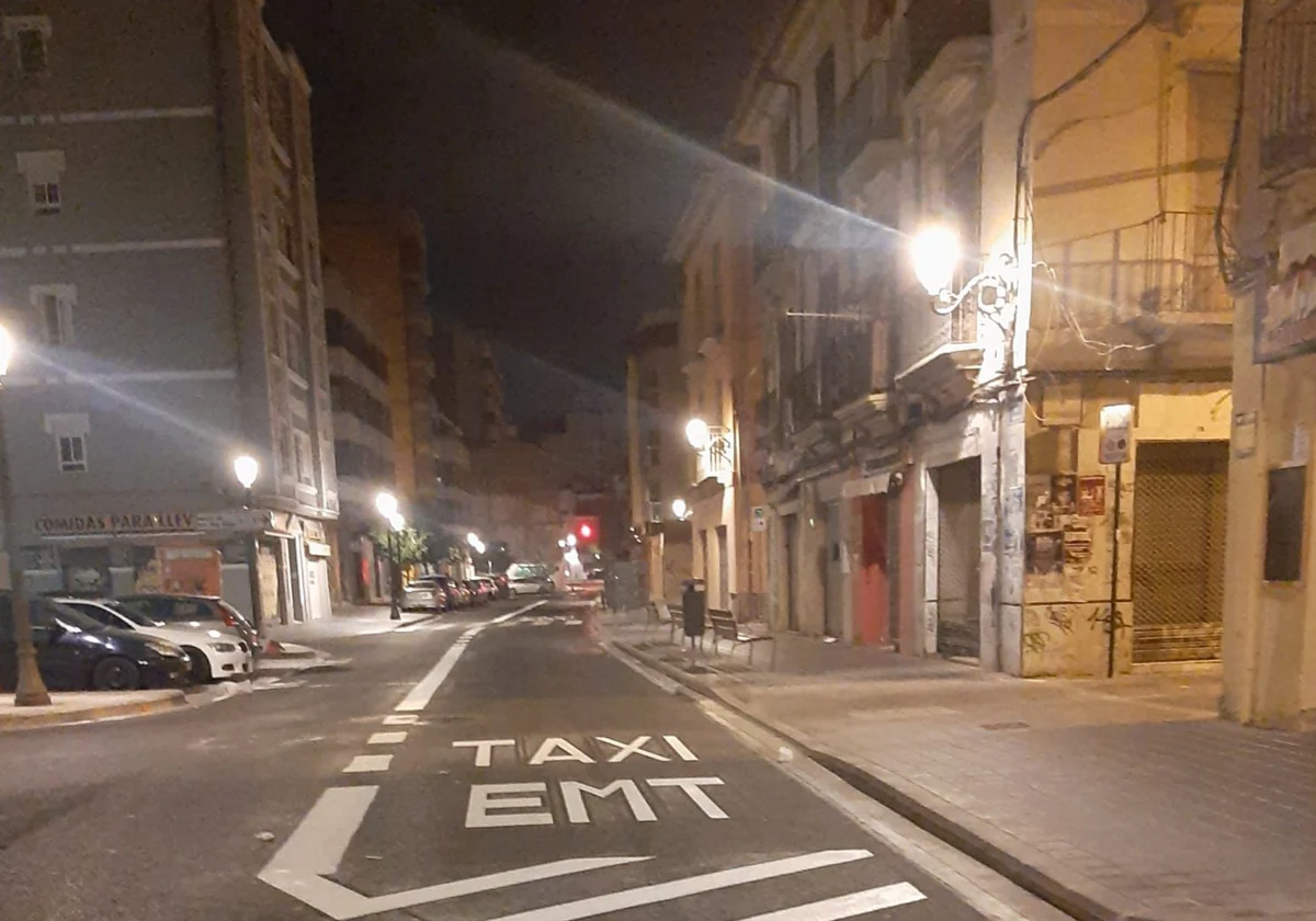 Movilidad señaliza un carril reservado para EMT y más plazas de carga y descarga en la calle de Sagunto 