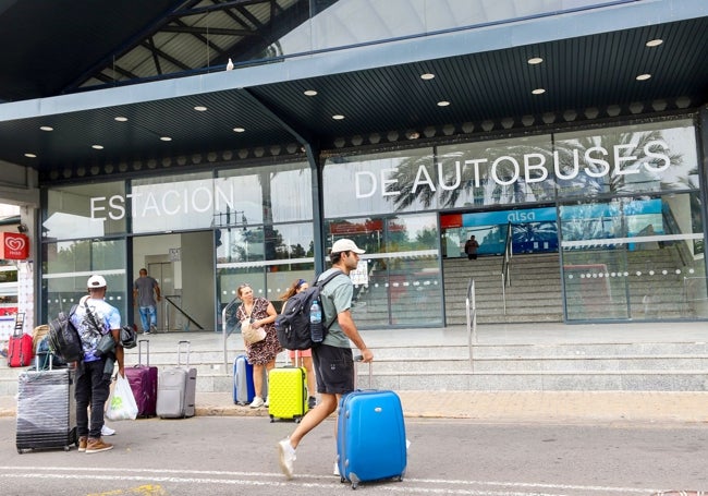 Lavado de cara de la fachada de la estación de autobuses de Valencia.