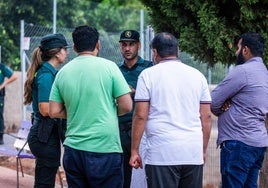 Los familiares de las víctimas hablando con la Guardia Civil tras el accidente.