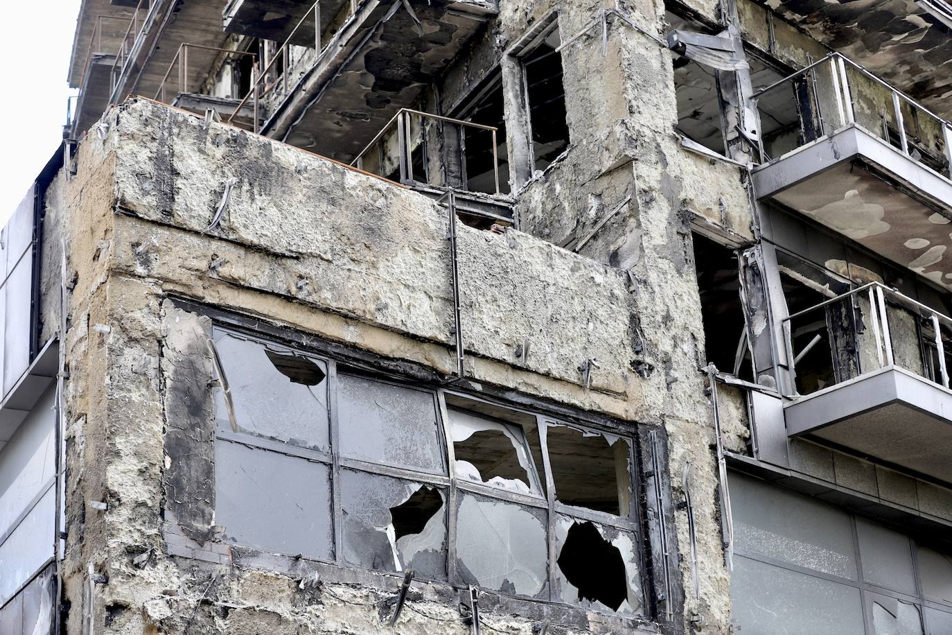 Fotos de las labores de desescombro del edificio incendiado en Campanar