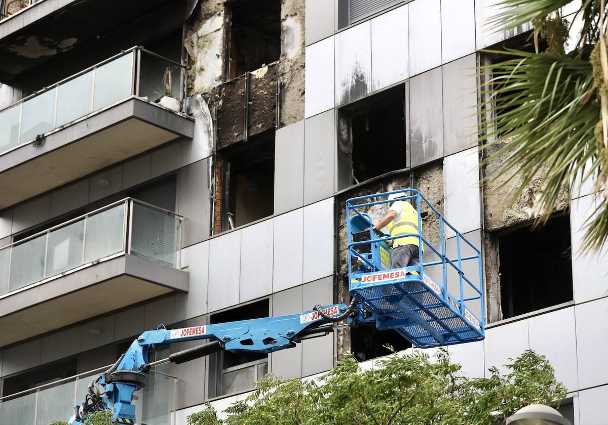 Fotos de las labores de desescombro del edificio incendiado en Campanar