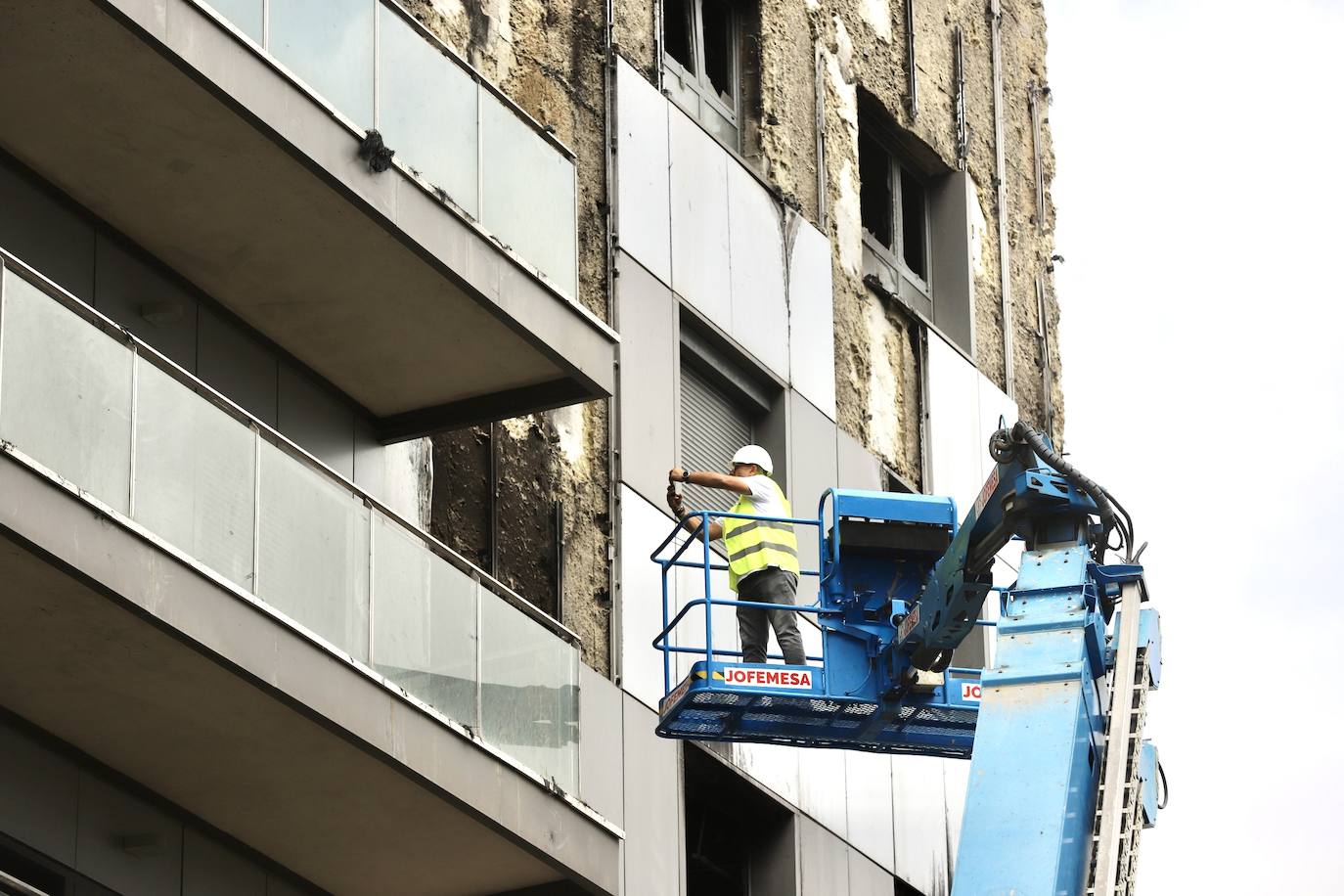 Fotos de las labores de desescombro del edificio incendiado en Campanar